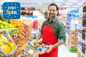dipendente supermercato reparto ortofrutta logo eurospin