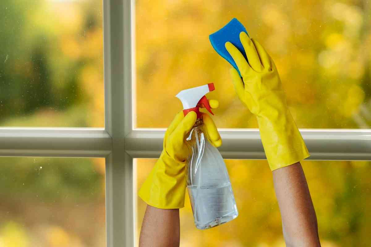 lavare finestre perché il periodo migliore è l'autunno