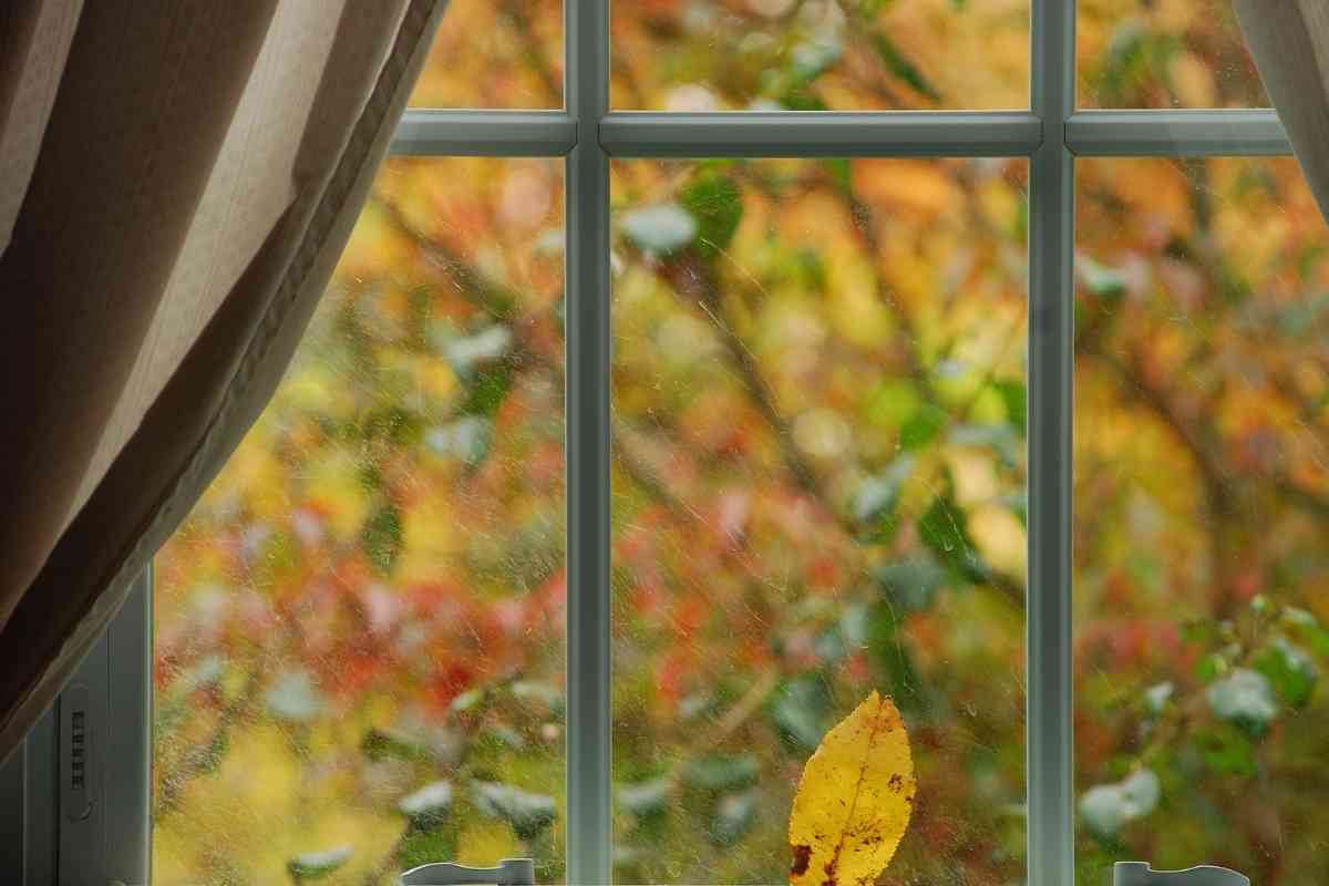 lavare finestre perché il periodo migliore è l'autunno