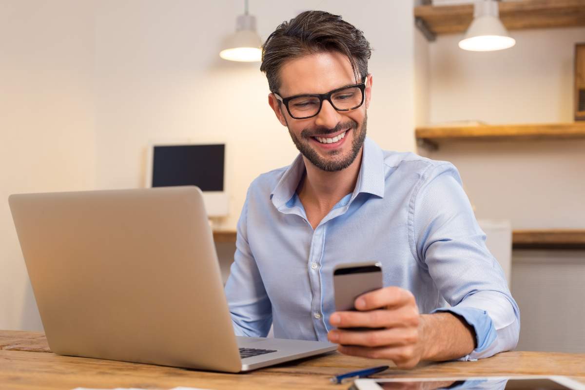 uomo che usa smartphone