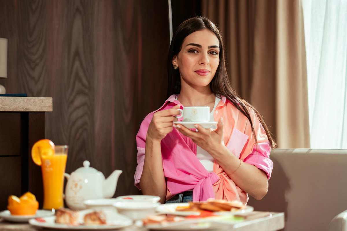 ragazza fa colazione