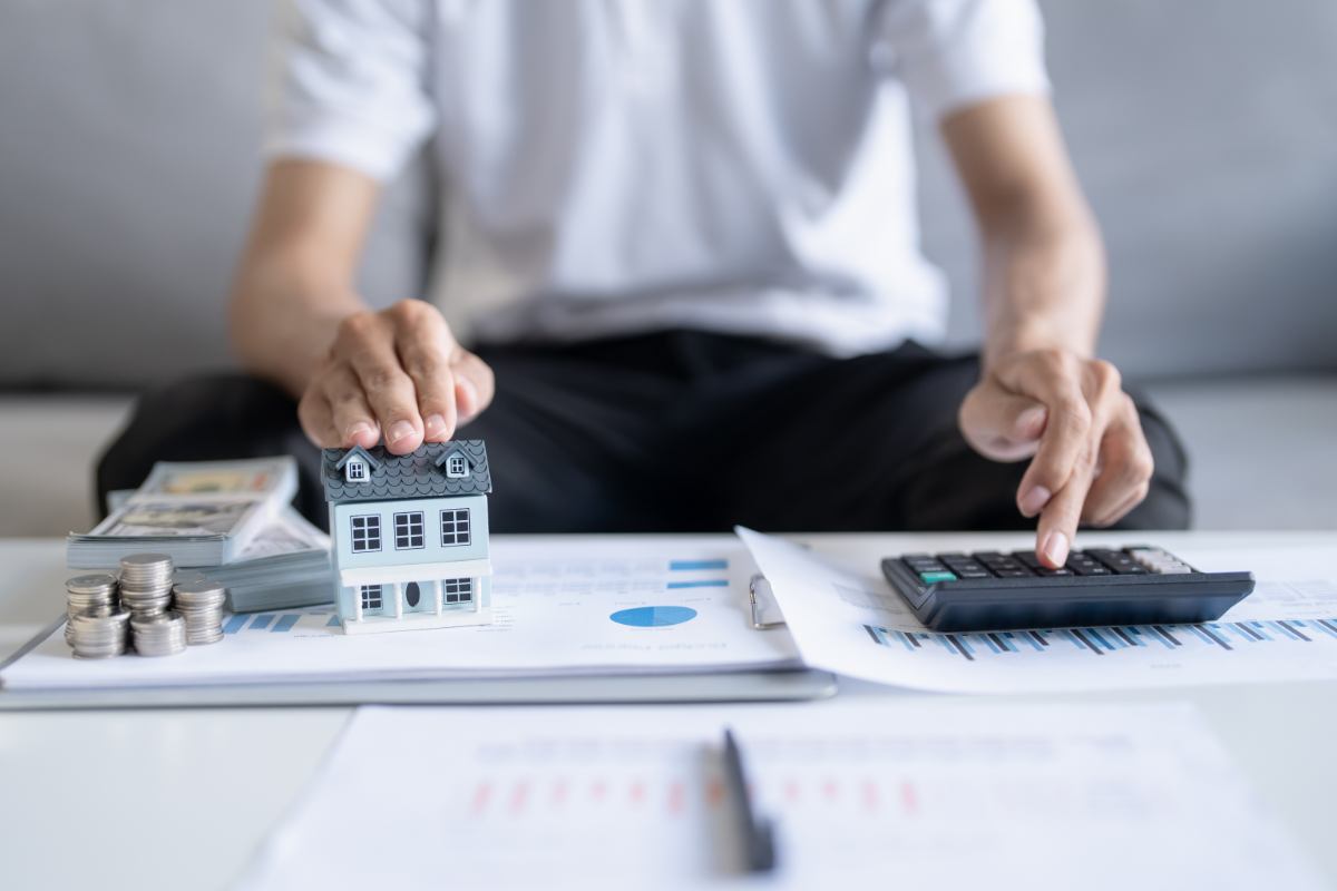 persona fa i conti casetta soldi