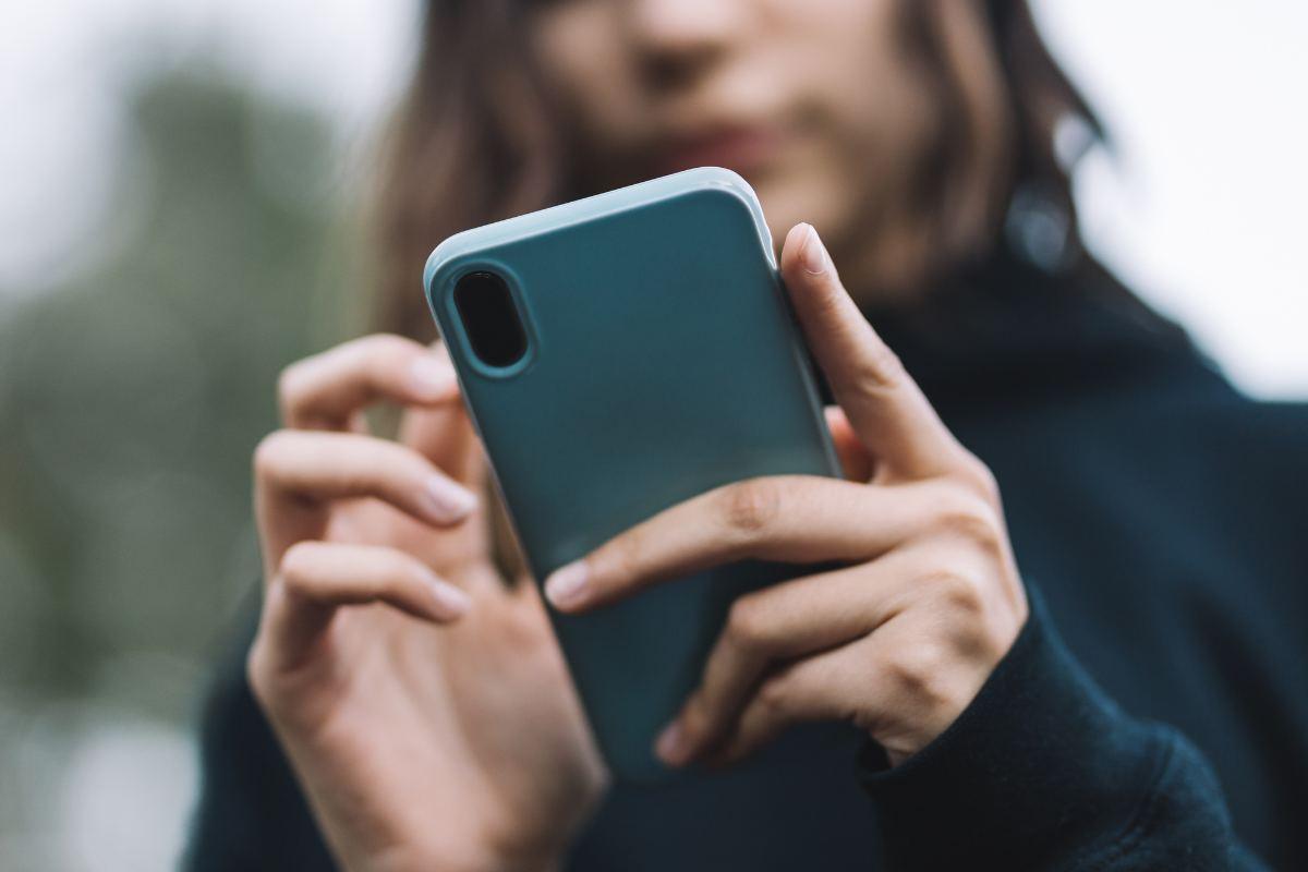 ragazza preme pulsante sul suo smartphone