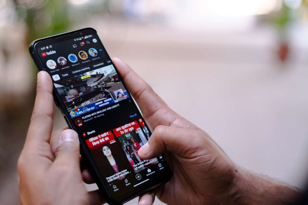 persona usa smartphone