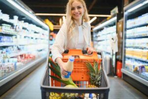 ragazza riempie carrello della spesa