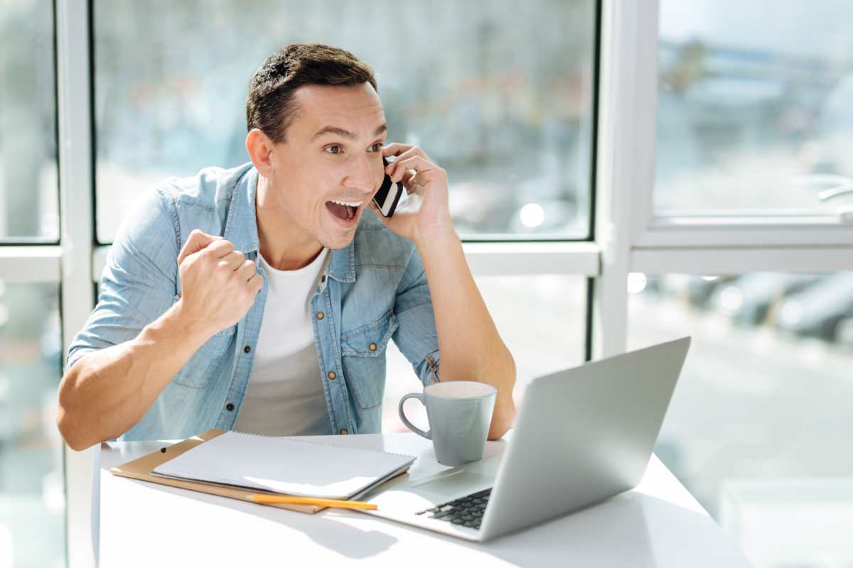 ragazzo a telefono felice