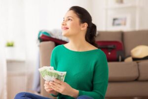 donna con soldi in mano felice
