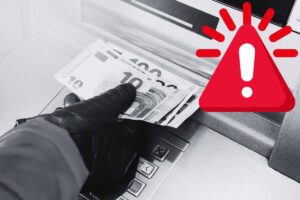 persona prende soldi bancomat, segnale pericolo