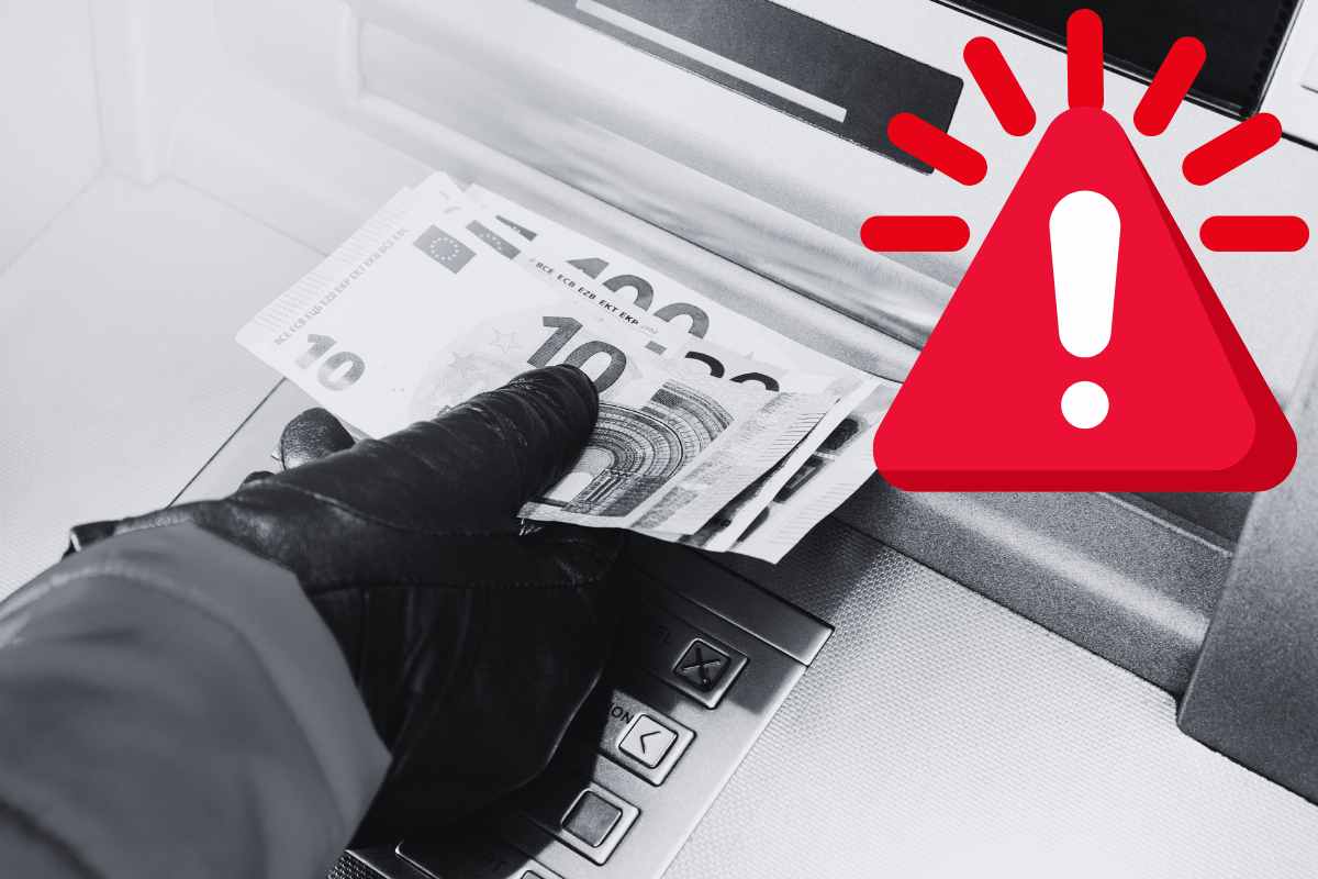 persona prende soldi bancomat, segnale pericolo