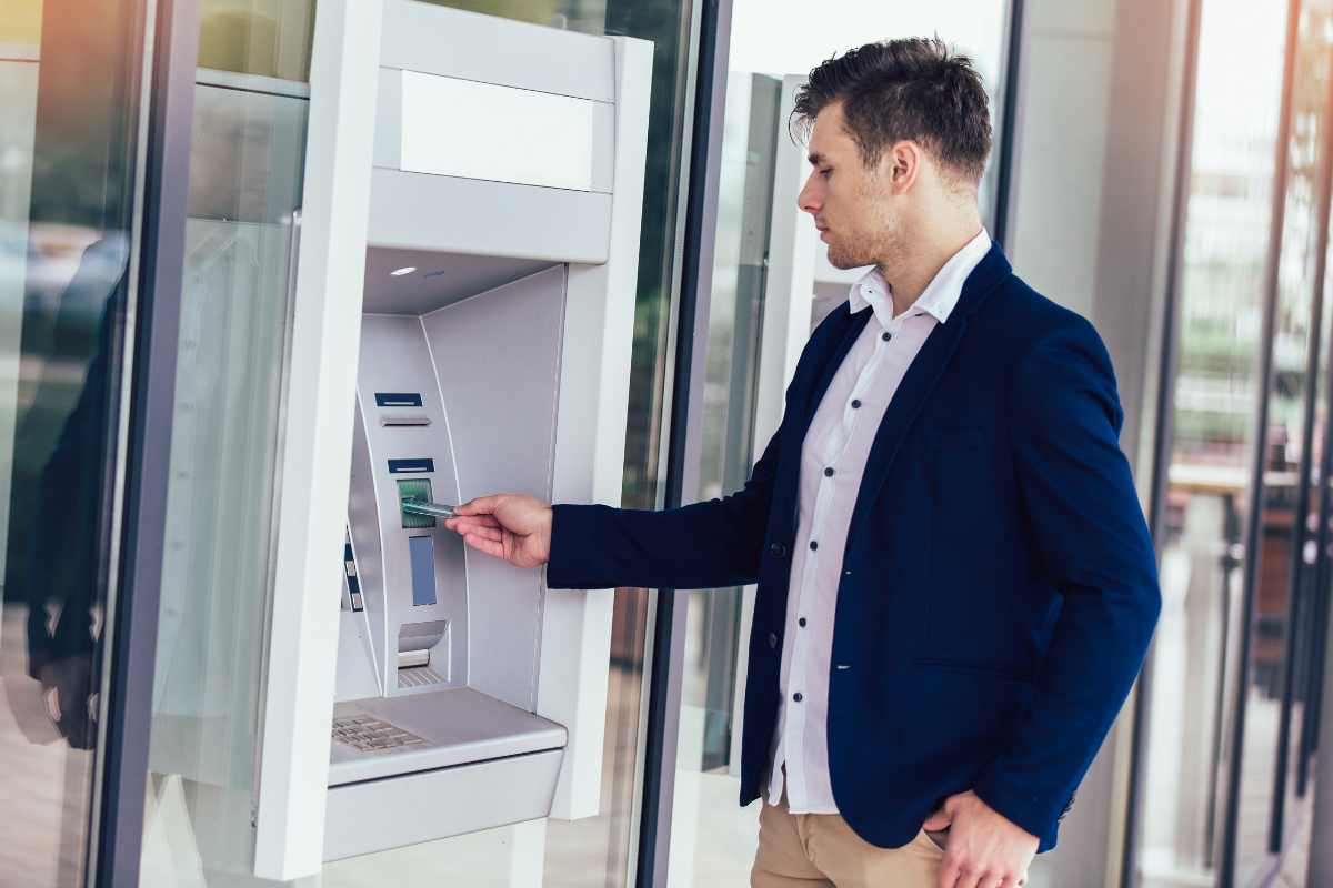 ragazzo mette carta nel bancomat