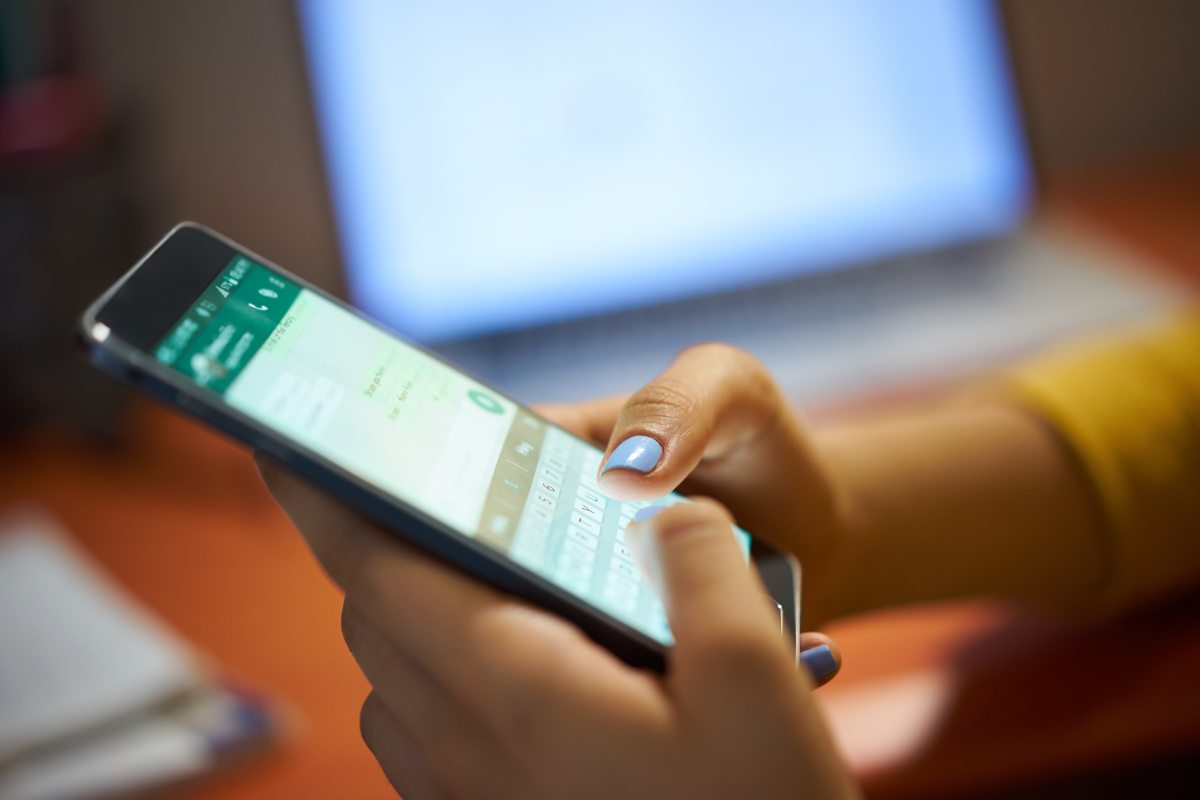 persona scrive messaggio su whatsapp