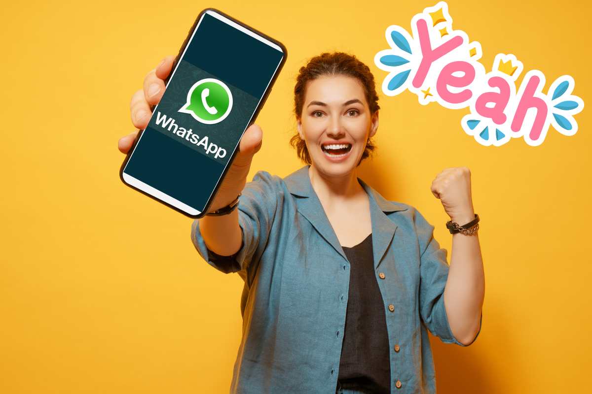 donna con smartphone in mano, grafica yeah e logo whatsapp