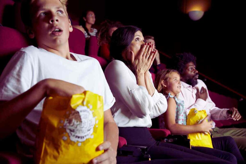 persone che guradano un film horror