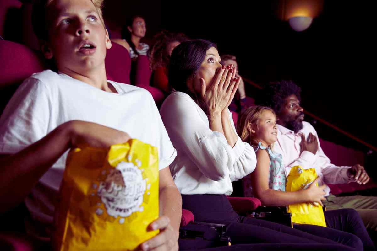 persone che guradano un film horror